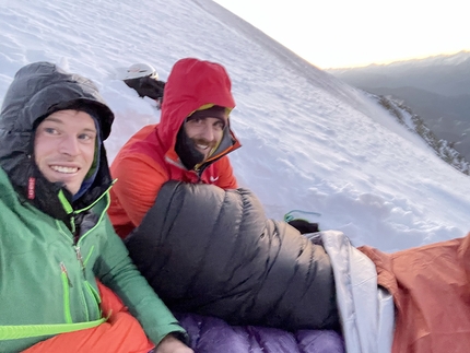 Grandes Jorasses, Colton Macintyre, Francesco Rigon, Edoardo Saccaro - Francesco Rigon e Edoardo Saccaro al bivacco in cima alle Grandes Jorasses, dopo aver salito la Colton - Macintyre