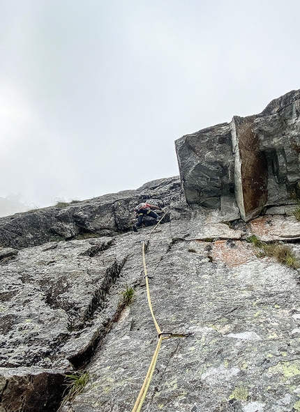 Ugo Angelino, Monte Mucrone, Alpi Biellesi, Enrico Rosso, Marco Rainone - Sul secondo tiro della via Angelino, Parete Piacenza, Monte Mucrone, Alpi Biellesi