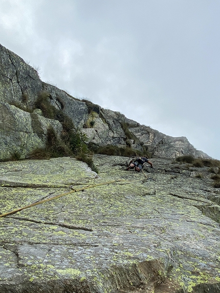 Ugo Angelino, Monte Mucrone, Alpi Biellesi, Enrico Rosso, Marco Rainone - Marco Rainone sulla sesta lunghezza della via Angelino, Monte Mucrone, Alpi Biellesi. Il primo tiro sulla Parete Sospesa