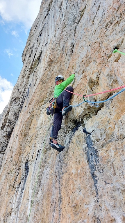 Gelber Ozean, Gardenacia, Dolomiti, Simon Gietl, Andrea Oberbacher - Simon Gietl apre Gelber Ozean, Gardenacia parete est, Dolomiti