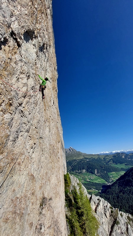 Gelber Ozean sul Gardenacia nelle Dolomiti di Simon Gietl e Andrea Oberbacher