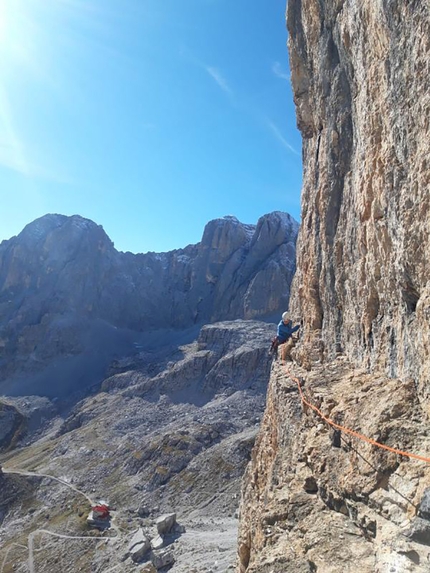 Via Serenella, Crozzet del Rifugio, Val d’Ambiez, Dolomiti di Brenta - Il traverso che porta al tiro chiave della Via Serenella al Crozzet del Rifugio (Val d’Ambiez, Dolomiti di Brenta)