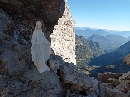 Via Serenella, Crozzet del Rifugio, Val d’Ambiez, Dolomiti di Brenta - La Madonnina sulla Via Serenella al Crozzet del Rifugio (Val d’Ambiez, Dolomiti di Brenta)