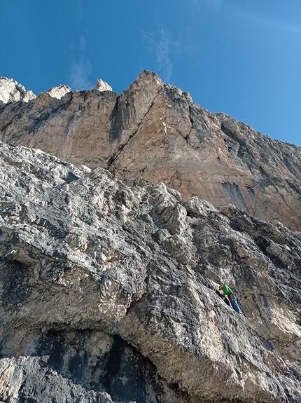 Via Serenella, Crozzet del Rifugio, Val d’Ambiez, Dolomiti di Brenta - L'evidente fessura iniziale della Via Serenella al Crozzet del Rifugio (Val d’Ambiez, Dolomiti di Brenta)