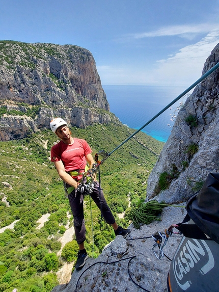 A piede libero, Punta Argennas, Sardegna, Alessandro Baù, Mirco Grasso - Mirco Grasso durante l'apertura di A piede libero alla Punta Argennas in Sardegna