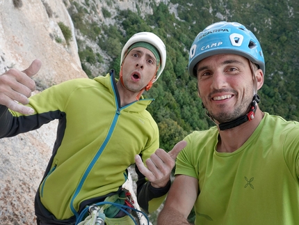 A piede libero, Punta Argennas, Sardegna, Alessandro Baù, Mirco Grasso - Mirco Grasso e Alessandro Baù durante l'apertura di A piede libero alla Punta Argennas in Sardegna