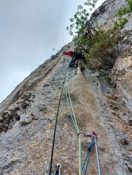 A piede libero, Punta Argennas, Sardegna, Alessandro Baù, Mirco Grasso - Durante l'apertura di A piede libero alla Punta Argennas in Sardegna (Alessandro Baù, Mirco Grasso06/2021)