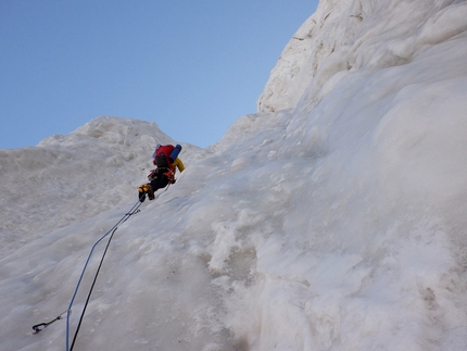 Peak Kosmos, Kirghizistan, Alexander Gukov, Victor Koval - Peak Kosmos in Kirghizistan, salita attraverso la parete nord dai russi Alexander Gukov e Victor Koval