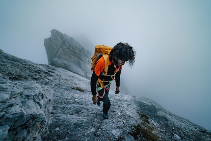 Peter Moser, Pale di San Martino, Dolomiti - Peter Moser in azione il 10/08/2021 nelle Pale di San Martino, Dolomiti. 'Sono andato alle radici dell’alpinismo e questo lo trovo bellissimo e importante. L’ho fatto in velocità, ma senza fretta, senza il cronometro.'