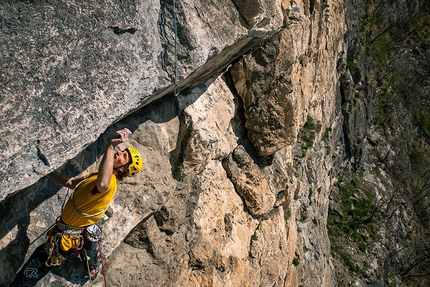 Parete Rossa, Monte San Martino, Dimitri Anghileri, Luca Schiera - Luca Schiera su Restiamo Umani (250m, 8b), Parete Rossa, Monte San Martino, Lecco