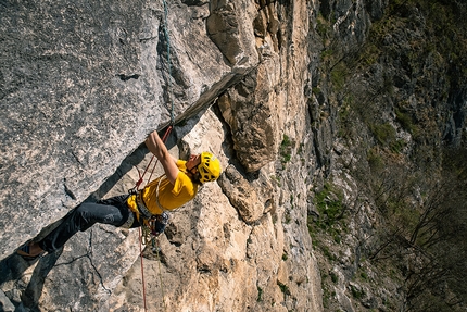 Parete Rossa, Monte San Martino, Dimitri Anghileri, Luca Schiera - Luca Schiera su Restiamo Umani (250m, 8b), Parete Rossa, Monte San Martino, Lecco