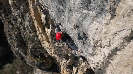 Parete Rossa, Monte San Martino, Dimitri Anghileri, Luca Schiera - Dimitri Anghileri su Restiamo Umani (250m, 8b), Parete Rossa, Monte San Martino, Lecco