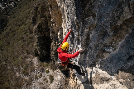 Parete Rossa, Monte San Martino, Dimitri Anghileri, Luca Schiera - Luca Schiera su Restiamo Umani (250m, 8b), Parete Rossa, Monte San Martino, Lecco