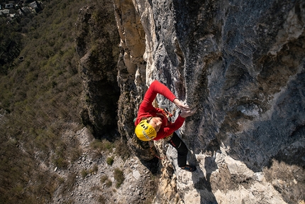 Parete Rossa, Monte San Martino, Dimitri Anghileri, Luca Schiera - Luca Schiera su Restiamo Umani (250m, 8b), Parete Rossa, Monte San Martino, Lecco