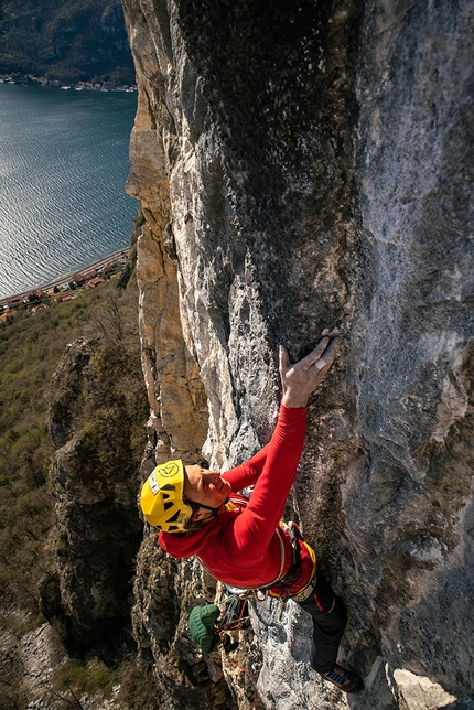 Parete Rossa, Monte San Martino, Dimitri Anghileri, Luca Schiera - Luca Schiera su Restiamo Umani (250m, 8b), Parete Rossa, Monte San Martino, Lecco