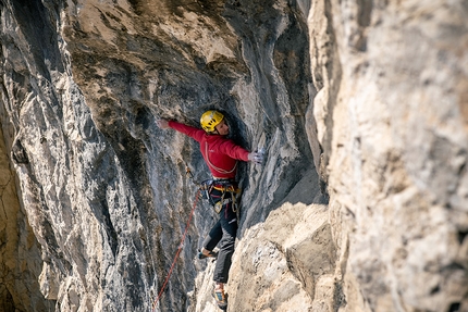 Parete Rossa, Monte San Martino, Dimitri Anghileri, Luca Schiera - Luca Schiera su Restiamo Umani (250m, 8b), Parete Rossa, Monte San Martino, Lecco