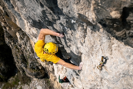 Parete Rossa, Monte San Martino, Dimitri Anghileri, Luca Schiera - Luca Schiera su Restiamo Umani (250m, 8b), Parete Rossa, Monte San Martino, Lecco