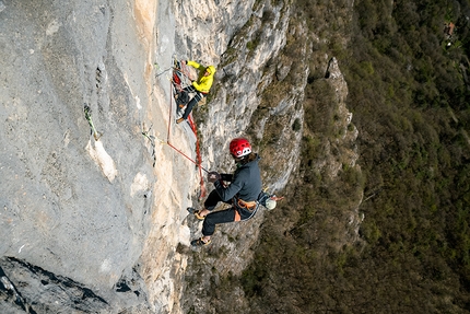 Parete Rossa, Monte San Martino, Dimitri Anghileri, Luca Schiera - Dimitri Anghileri e Luca Schiera su Restiamo Umani (250m, 8b), Parete Rossa, Monte San Martino, Lecco