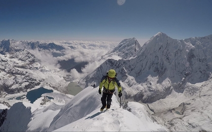 Kondge-Ri, Tengkangpoche, Nepal, Roger Bovard, François Cazzanelli, Emrik Favre, Leonardo Gheza, Jerome Perruquet, Francesco Ratti - Leonardo Gheza sale gli ultimi metri della cresta per arrivare in cima al Tengkangpoche in Nepal, dopo aver aperto una via nuova sulla nord del Kondge-Ri insieme a (François Cazzanelli, Emrik Favre, Jerome Perruquet eFrancesco Ratti