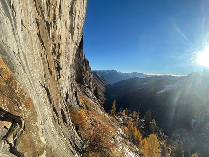 Lotta Continua, Precipizio di Strem, Val Bodengo, Simone Manzi, Maximiliano Piazza, Matteo De Zaiacomo - Sul primo tiro di Lotta Continua al Precipizio di Strem in Val Bodengo