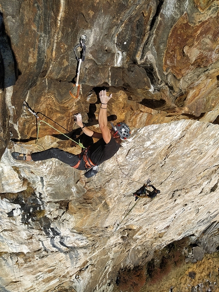 Lotta Continua, Precipizio di Strem, Val Bodengo, Simone Manzi, Maximiliano Piazza, Matteo De Zaiacomo - Matteo De Zaiacomo sul tetto di Lotta Continua al Precipizio di Strem in Val Bodengo