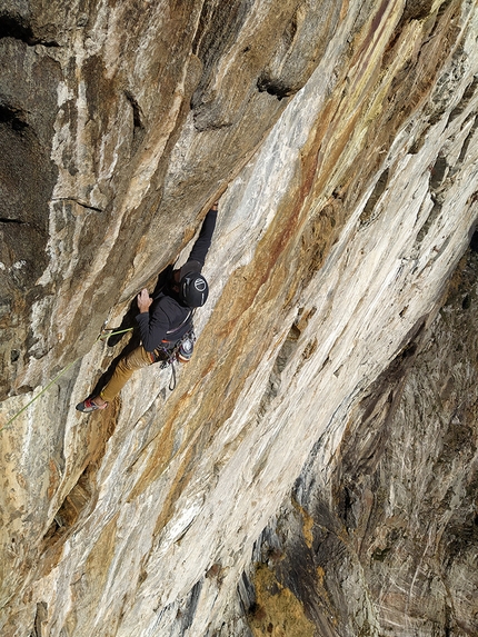 Lotta Continua, Precipizio di Strem, Val Bodengo, Simone Manzi, Maximiliano Piazza, Matteo De Zaiacomo - Maximiliano Piazza sul boulder sul quarto tiro di Lotta Continua al Precipizio di Strem in Val Bodengo