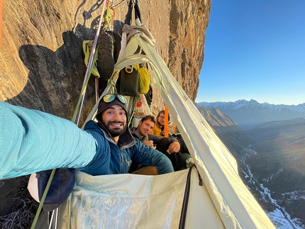 Lotta Continua, Precipizio di Strem, Val Bodengo, Simone Manzi, Maximiliano Piazza, Matteo De Zaiacomo - Maximiliano Piazza, Simone Manzi e Matteo De Zaiacomo in portaledge su Lotta Continua al Precipizio di Strem in Val Bodengo