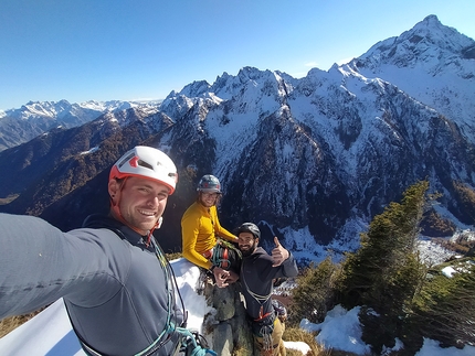 Lotta Continua, Precipizio di Strem, Val Bodengo, Simone Manzi, Maximiliano Piazza, Matteo De Zaiacomo - Cumbre! Simone Manzi, Matteo De Zaiacomo e Maximiliano Piazza in cima a Lotta Continua al Precipizio di Strem in Val Bodengo