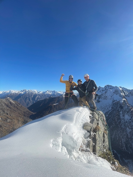 Lotta Continua, Precipizio di Strem, Val Bodengo, Simone Manzi, Maximiliano Piazza, Matteo De Zaiacomo - Cumbre! Matteo De Zaiacomo, Maximiliano Piazza e Simone Manzi in cima a Lotta Continua al Precipizio di Strem in Val Bodengo