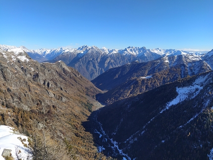 Lotta Continua, Precipizio di Strem, Val Bodengo, Simone Manzi, Maximiliano Piazza, Matteo De Zaiacomo - Vista fuori la Val Bodengo da Lotta Continua al Precipizio di Strem