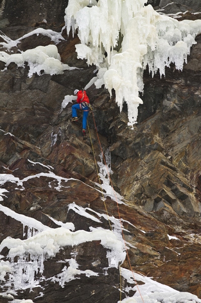 Norway 2011 - Benedikt Purner climbing Remember Mi WI7-/M8