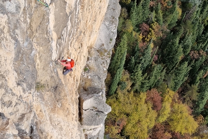 Via Renata Rossi, Monte Colodri, Arco, Valle del Sarca - Giovanni Pillitteri sulla caratteristica lama rossa della Via Renata Rossi al Monte Colodri