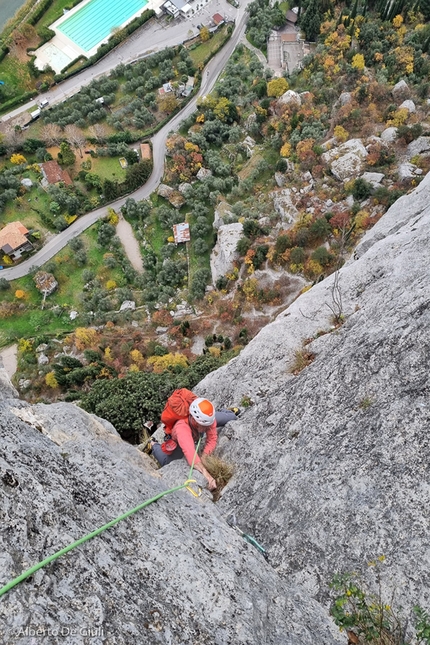 Via Renata Rossi, Monte Colodri, Arco, Valle del Sarca - Giovanni Pillitteri sul'ottavo tiro della Via Renata Rossi al Monte Colodri