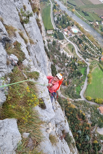 Via Renata Rossi, Monte Colodri, Arco, Valle del Sarca - Giovanni Pillitteri sul nono tiro della Via Renata Rossi al Monte Colodri