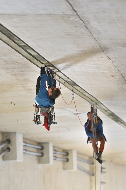 Tom Randall, Pete Whittaker, arrampicata, cavalcavia - Tom Randall e Pete Whittaker su The Great Rift. 'Il ponte si contraeva e si espandeva durante la nostra salita, idem quando eravamo in sosta, quindi ci è voluto un po' per abituarsi e non diventare matti!'