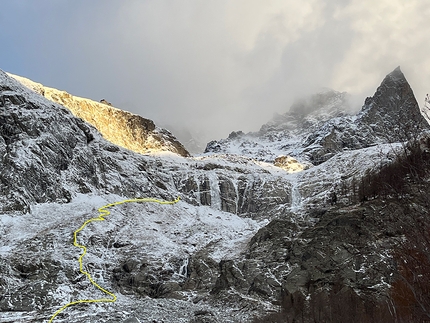 Cascata del Monzino, Val Veny, Monte Bianco, Massimo Datrino, Gianluca Marra - Cascata del Monzino in Val Veny, massiccio del Monte Bianco (Massimo Datrino, Gianluca Marra 01/12/2021)