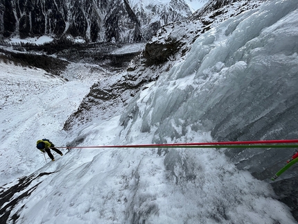 Cascata del Monzino, Val Veny, Monte Bianco, Massimo Datrino, Gianluca Marra - Cascata del Monzino in Val Veny, massiccio del Monte Bianco (Massimo Datrino, Gianluca Marra 01/12/2021)