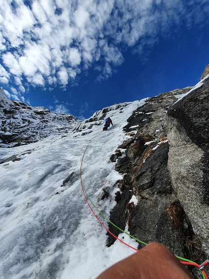 Cascata del Monzino, Val Veny, Mont Blanc, Massimo Datrino, Gianluca Marra - Gianluca Marra climbing Cascata del Monzino in Val Veny, Mont Blanc massif (Massimo Datrino, Gianluca Marra 01/12/2021)