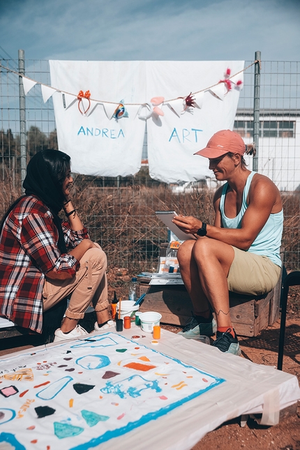 Vasilika Moon, Corinth, Greece, Nina Caprez, Jeremy Bernard - Vasilika Moon: Nina Caprez e Jeremy Bernard during their visit to the refugee camp at Corinth in Greece