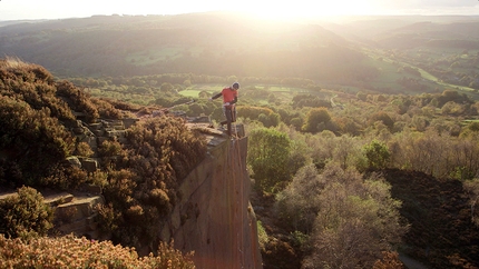 Siebe Vanhee, gritstone UK - Siebe Vanhee at the top of London Wall E5 at Millstone Quarry