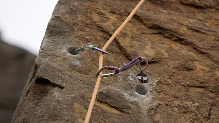 Siebe Vanhee, gritstone UK - L'unica protezione di Master's Edge a Millstone Quarry, salita per la prima volta da Ron Fawcett nel dicembre del 1983