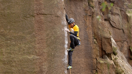 Siebe Vanhee, gritstone UK - Siebe Vanhee a-vista sul capolavoro di Ron Fawcett, Masters Edge E7 6c a Millstone Quarry, UK