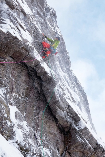 Beinn Eighe, Scozia, Greg Boswell, Hamish Frost, Graham McGrath - Arrampicata invernale in Scozia: Greg Boswell durante la prima salita di 'Take Me Back To The Desert' su Beinn Eighe con Hamish Frost e Graham McGrath, dicembre 2021