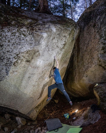 Ryuichi Murai un razzo su Launch Pad, boulder di 8C+ a Mizugaki in Giappone