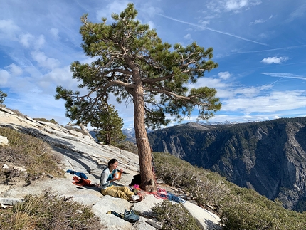 The Nose, El Capitan, Yosemite, Stefano Ragazzo, Silvia Loreggian - Silvia Loreggian in cima a El Capitan nello Yosemite a mangiare l'ultima busta liofilizzata per il pranzo