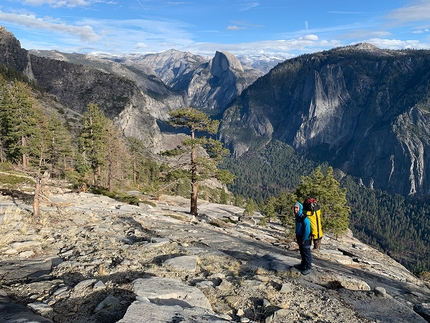 The Nose, El Capitan, Yosemite, Stefano Ragazzo, Silvia Loreggian - Stefano Ragazzo lungo la discesa da El Capitan, davanti a lui Half Dome e l'intera Yosemite Valley