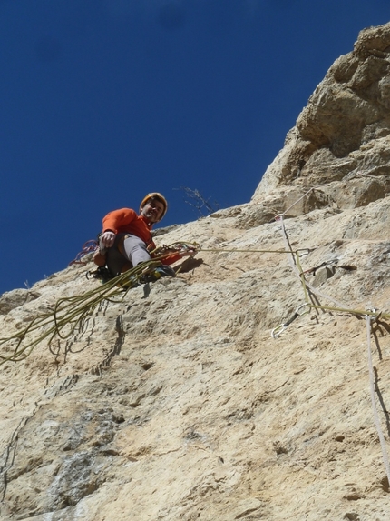 Punta Nini di Cateissard, Valle di Susa - Punta Nini di Cateissard in Val di Susa: Andrea Giorda in sosta durante la libera del Muro Magico (Peccati di Presunzione)