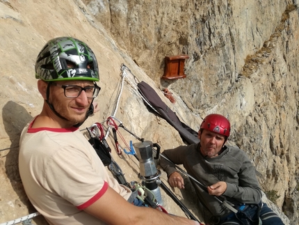 Punta Nini di Cateissard, Valle di Susa - Fabrizio Pennicino e Marco Croce sulla cengia di Falchi Penne e Croci, Punta Nini di Cateissard in Val di Susa: