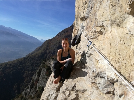 Punta Nini di Cateissard, Valle di Susa - Federica Mingolla in relax, si gode l'ambiente sulla cengia di Falchi Penne e Croci, Punta Nini di Cateissard in Val di Susa