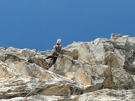 Punta Nini di Cateissard, Valle di Susa - Federica Mingolla sugli strapiombi di Falcon Fly (La Pi Düra), Punta Nini di Cateissard in Val di Susa